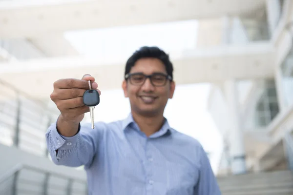 Salesman holding a key — Stock Photo, Image