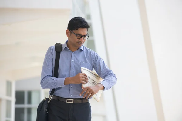 Indischer Mann prüft neues Büro — Stockfoto