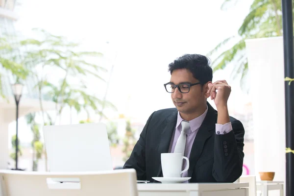 Uomo d'affari indiano con laptop — Foto Stock