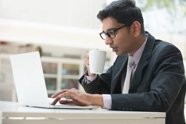 Индийский бизнесмен с ноутбуком — стоковое фото