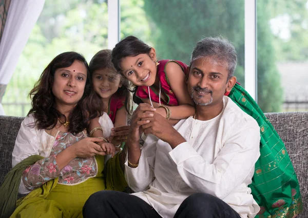 Индийская семья дома — стоковое фото