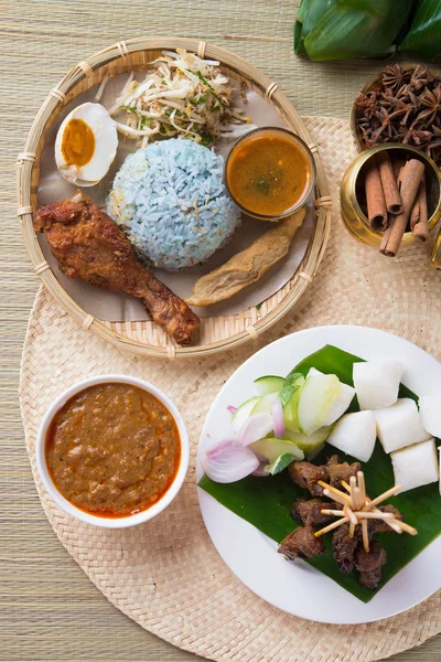 Tradycyjne dania kuchni malezyjskiej. — Zdjęcie stockowe
