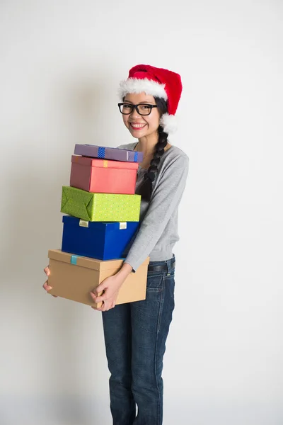 Mujer china con regalos de Navidad — Foto de Stock