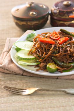 Baharatlı kızarmış noodle pork ile