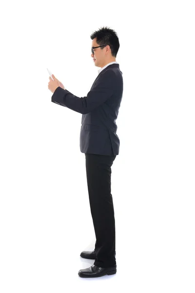 Hombre de negocios usando tableta — Foto de Stock