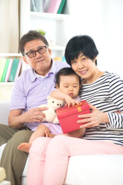 Noel'de büyük kızı ile büyük veliler