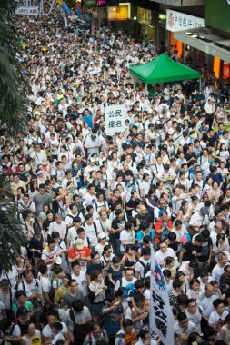 hong Kong'da kişi protesto