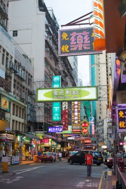 gece hong Kong sokak görünümü