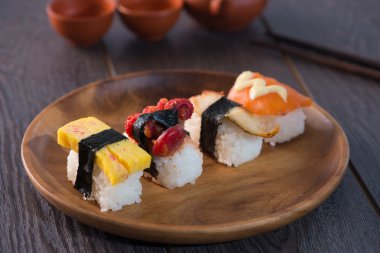 çeşitli sushis