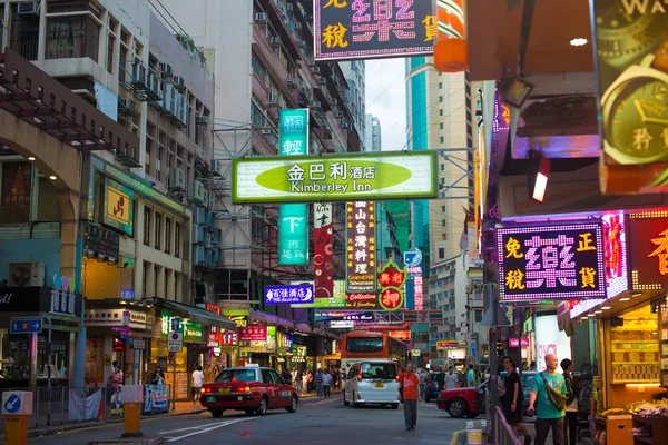 Vista de rua à noite Hong Kong — Fotografia de Stock