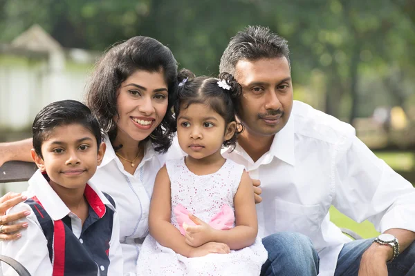 Indická rodina sedí na lavičce — Stock fotografie