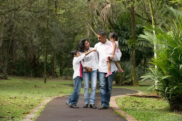 Familia india feliz caminando al aire libre — Foto de Stock