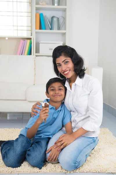 Indiska mor och son limning — Stockfoto