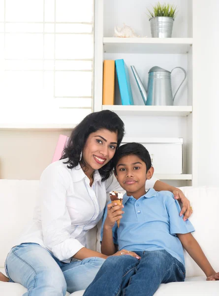 Indische Mutter und Sohn Bonding — Stockfoto