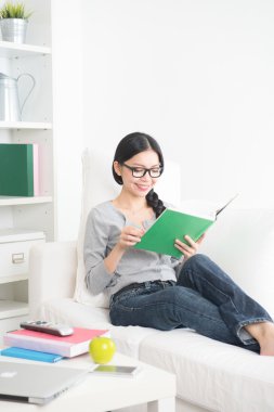 Kitap okuyan bir kadın.