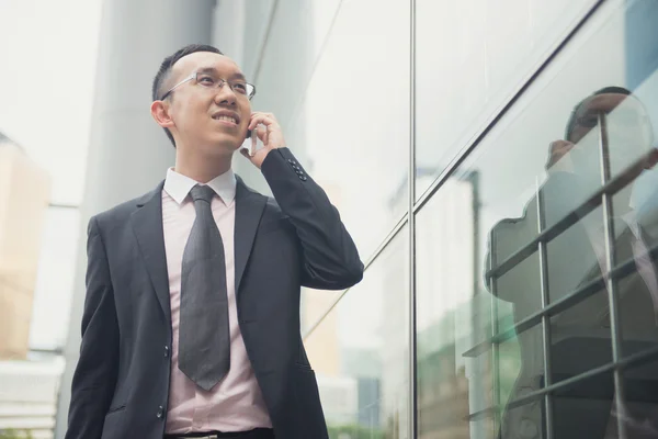 Businessman in busy central district — Stock Photo, Image