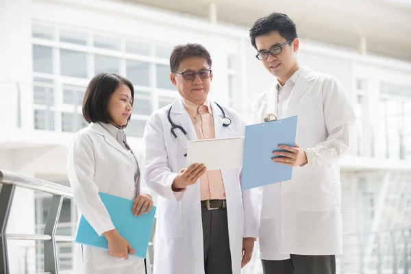 Asiatique équipe médicale de médecins — Photo