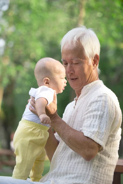 Grootouder plezier met kleinzoon — Stockfoto