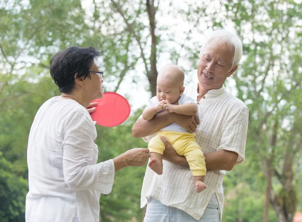 Abuelos jugando con el nieto bebé —  Fotos de Stock