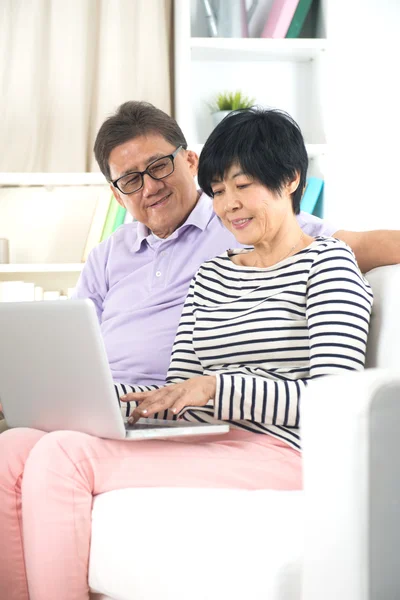 Asiatische Senioren surfen im Internet — Stockfoto