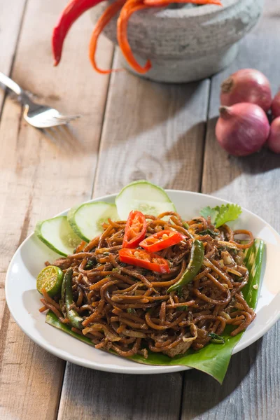 Baharatlı kızarmış noodle pork ile — Stok fotoğraf