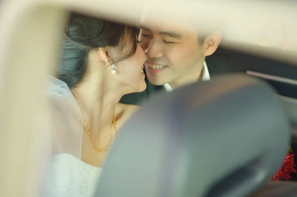 Romantic groom and bride — Stock Photo, Image