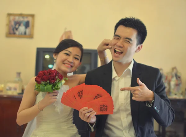 Čínský pár s ang tlapka červená paketů — Stock fotografie
