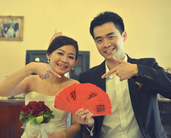 Chinese paar met ang paw rode pakket — Stockfoto