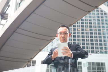 Tablet ile Asya iş adamı