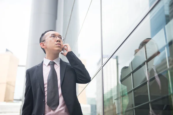 Asiatischer Geschäftsmann mit Tablet — Stockfoto