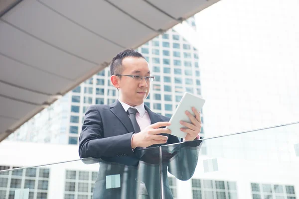 Hombre de negocios asiático con tableta — Foto de Stock
