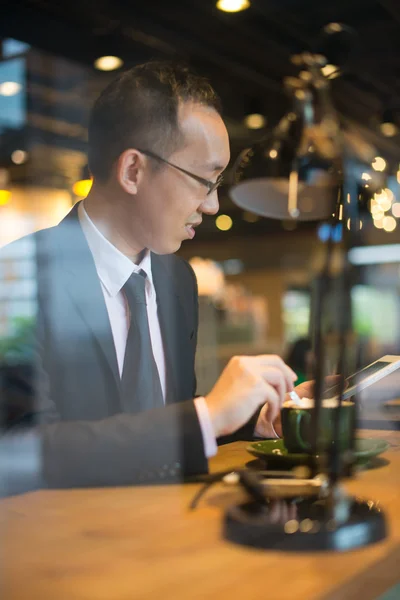 Asiático homem de negócios ter café — Fotografia de Stock