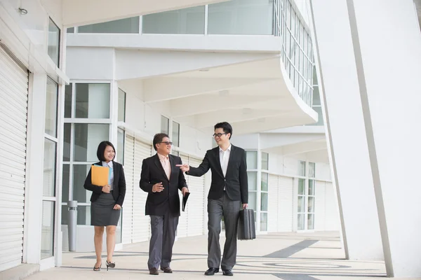 Réunion de l'équipe asiatique busines — Photo