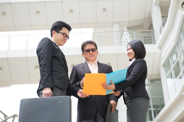 Aziatische busines teamvergadering — Stockfoto