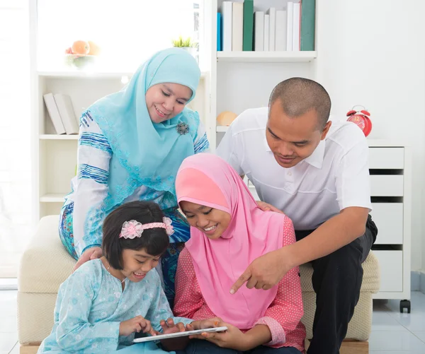 Southeast Asian family surfing internet — Stock Photo, Image