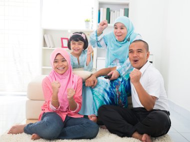 Malay aile televizyon izlerken