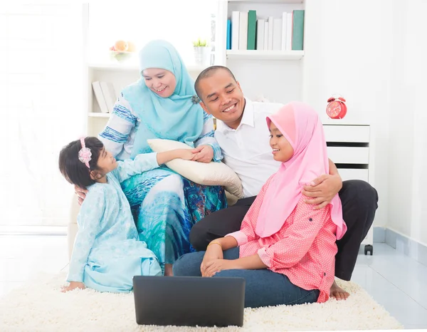 Southeast Asian family surfing internet — Stock Photo, Image