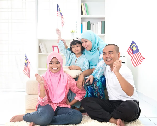 Malaysian family celebrating — Stock Photo, Image