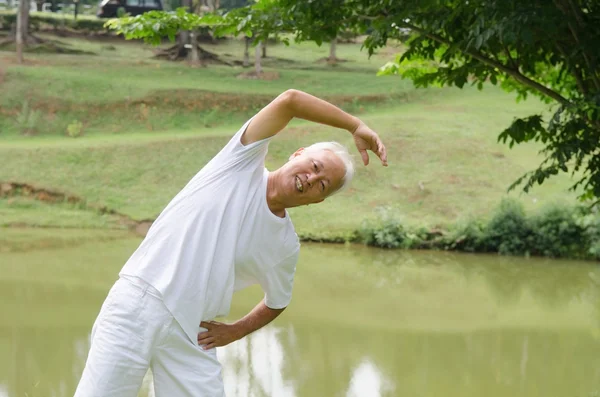 Pensionato asiatico anziano uomo — Foto Stock