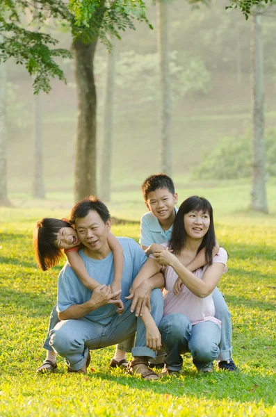 Famille asiatique au parc — Photo