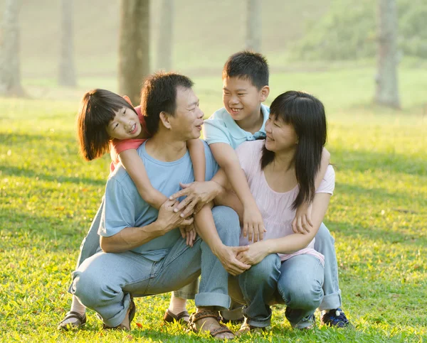 Famille asiatique au parc — Photo