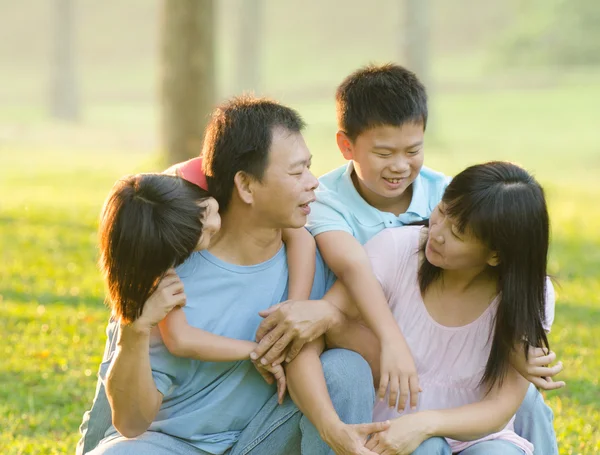 Família asiática no parque — Fotografia de Stock