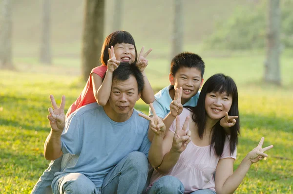 Familia asiática en el parque — Foto de Stock