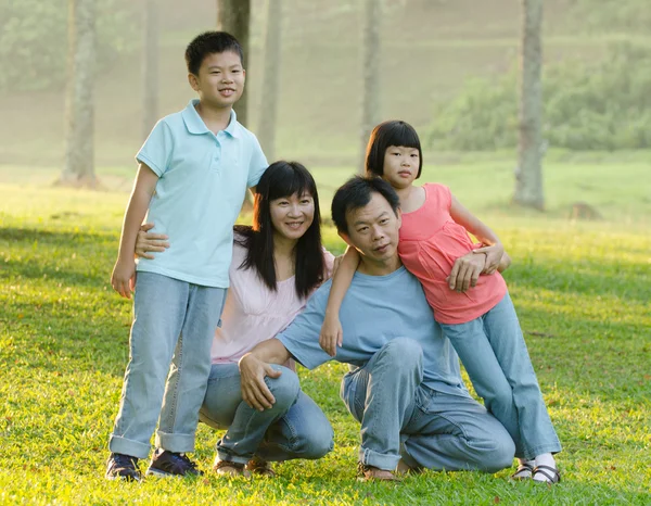 Família asiática no parque — Fotografia de Stock