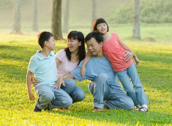 Famiglia asiatica al parco — Foto Stock