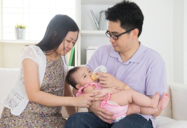 Onların bebek beslenme ebeveynler şişe