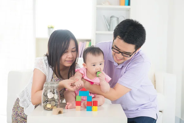 Asiatiska familjens pengar att spara koncept — Stockfoto