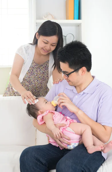 Pais mamadeira alimentando seu bebê — Fotografia de Stock