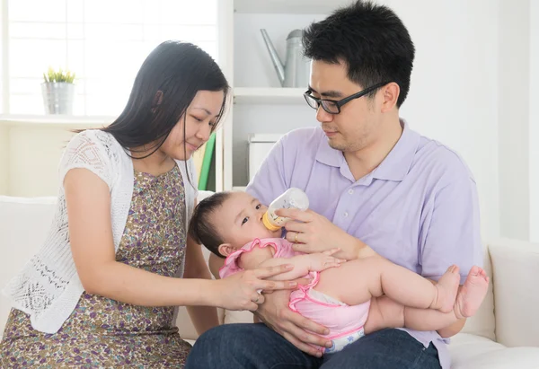 Ouders met de fles grootbrengen van hun baby — Stockfoto