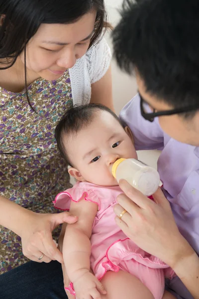 Rodzice butelka karmienia dziecka — Zdjęcie stockowe